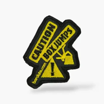 parche bordado Caution box jump para mochilas de cross training.